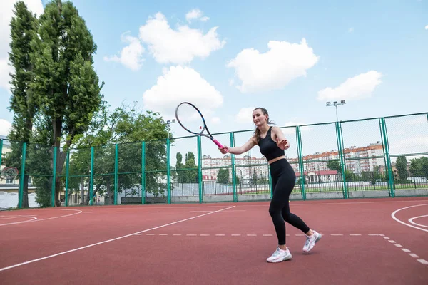 Nuori Tennistyttö Leikkii Seinällä Ammattiurheilu — kuvapankkivalokuva