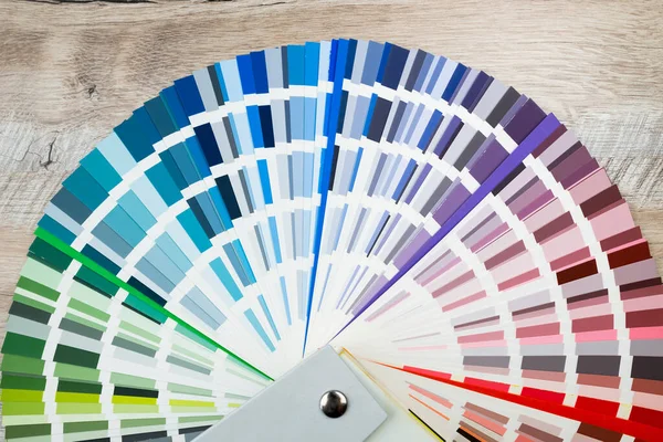 Ahşap masa üzerinde daire çürümüş renk örnekleri