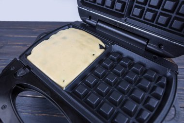 Belçika waffle 'ı yapma süreci. Waffle hamurunu waffle makinesine dök.