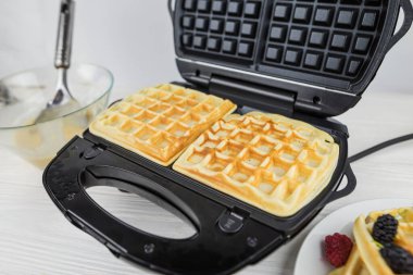 Evdeki waffle ızgarasında Belçika Waffle 'ı yapma sürecine yakın çekim. Waffle ızgarasında Belçika waffle 'ı.