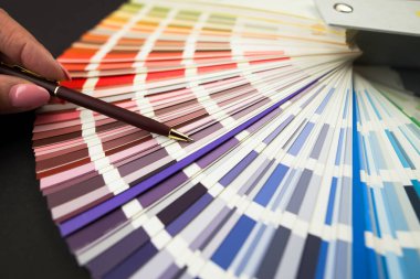 Siyah arka planda çiçek örnekleri kataloğu. Renk Paleti Kılavuzu