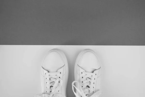 Foto Von Oben Von Weißen Turnschuhen Auf Schwarz Weißem Hintergrund — Stockfoto