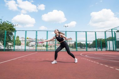 Genç tenisçi kız duvarda oynuyor. Profesyonel spor..