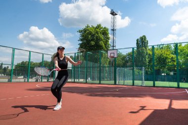Genç tenisçi kız duvarda oynuyor. Profesyonel spor..