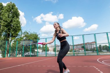 Genç tenisçi kız duvarda oynuyor. Profesyonel spor..