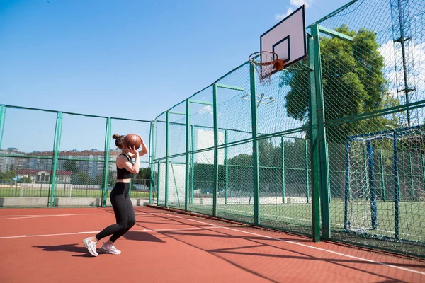 Atletisk Kvinnlig Basketspelare Kastar Boll Upp Till Nätet — Stockfoto