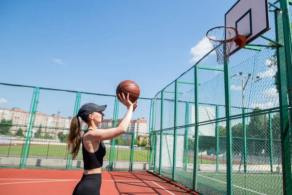 Athletische Basketballerin Wirft Ball Ins Netz — Stockfoto