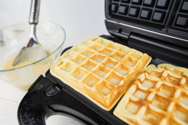 Evdeki waffle ızgarasında Belçika Waffle 'ı yapma sürecine yakın çekim. Waffle ızgarasında Belçika waffle 'ı.