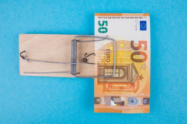 Mavi arka planda bir fare kapanında 50 euro. Yukarıdan görüntüle.
