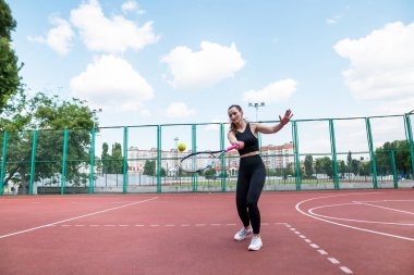 Genç tenisçi kız duvarda oynuyor. Profesyonel spor..