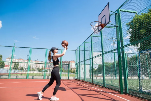 Athletische Basketballerin Wirft Ball Ins Netz — Stockfoto