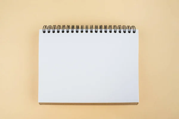 Biały Notatnik Beżowym Tle Kopiuj Spację Układ Graficzny Kalendarz Szablon — Zdjęcie stockowe
