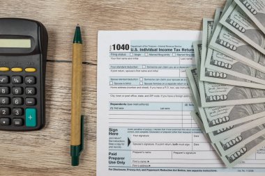 Tahta bir masada 1040 vergi formu. Vergi zamanı. Mali konsept.