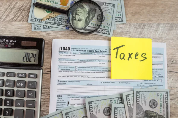 1040 木のテーブルの上の税金の形態 税務時間について 金融コンセプト — ストック写真
