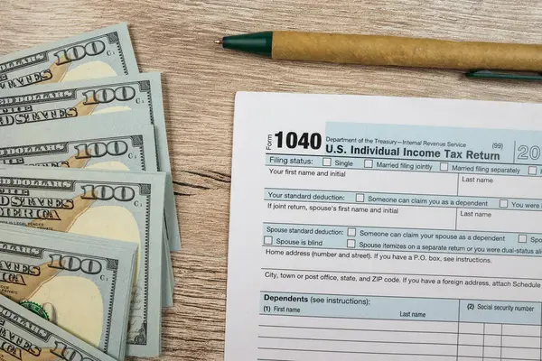 Steuerformular 1040 Auf Einem Holztisch Steuerzeit Finanzkonzept — Stockfoto