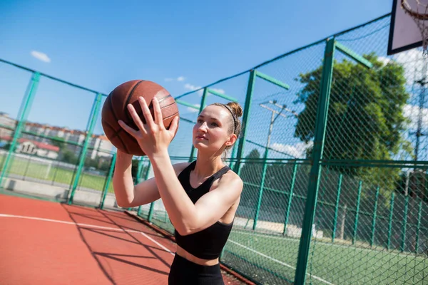 Atletik Wanita Pemain Basket Melemparkan Bola Jaring — Stok Foto