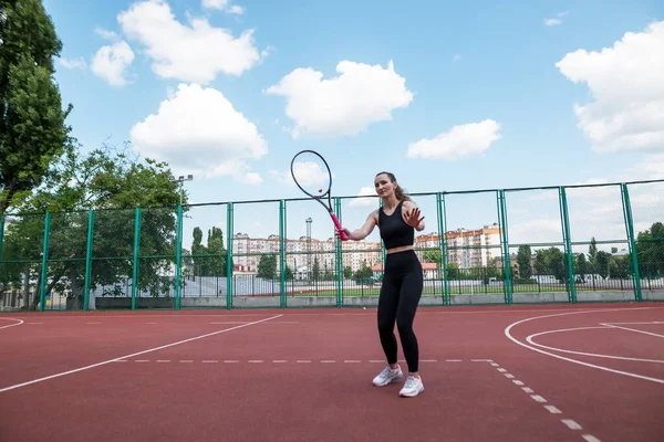 Gadis Tenis Muda Bermain Dinding Olahraga Profesional — Stok Foto