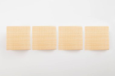 Beyaz arka planda dört boş tahta küp. Yukarıdan bak. Mesajın için yer aç. Boşluğu kopyala.