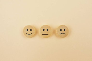 Ahşap bloklar, gülen surat sembolü ile sarı arka plan, değerlendirme, artış, müşteri deneyimi, memnuniyet ve en iyi hizmet derecelendirme konsepti