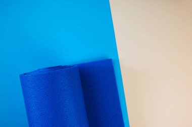 Yuvarlak mavi renkli yoga minderi, üst görünüm, kopyalama alanı, sağlıklı yaşam tarzı, spor ve egzersiz konsepti.