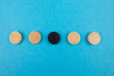 Liderlik kavramı, mavi arka planda siyah tahta blok. Bir başkası, herkes gibi değil..