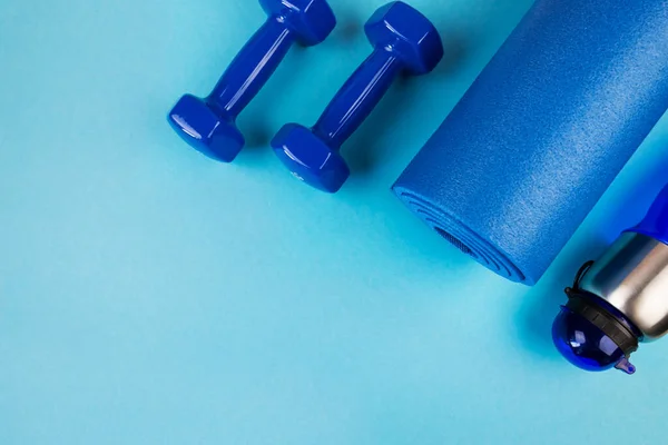 Κάτοψη Του Μπλε Μπουκαλιού Αλτήρα Και Πατάκι Γυμναστικής Μπλε Φόντο — Φωτογραφία Αρχείου