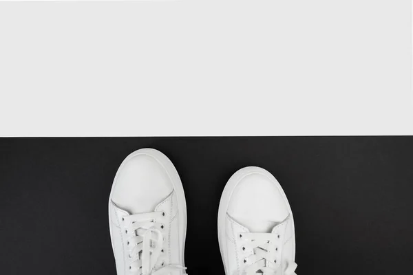 带复制空间的黑白背景白色运动鞋的顶部视图 — 图库照片