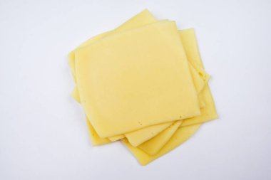 Beyaz arka planda izole edilmiş peynir dilimleri. Yakın plan.