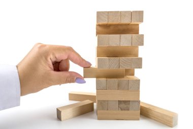 Tahta bloklardan yapılmış. Arka planda Hand olan tahta bloklar oyunu istifliyor. Takım çalışmasının kavramı. Mimari modelli blok kulesi, yönetim ve strateji planı riski, büyüme işi