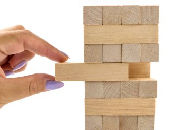 Tahta bloklardan yapılmış. Arka planda Hand olan tahta bloklar oyunu istifliyor. Takım çalışmasının kavramı. Mimari modelli blok kulesi, yönetim ve strateji planı riski, büyüme işi