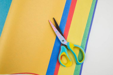 çocuk makası ve renkli kağıt