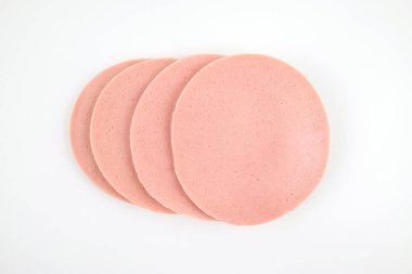 Dilimlenmiş haşlanmış lezzetli sosis beyaz arka planda izole edilmiş.