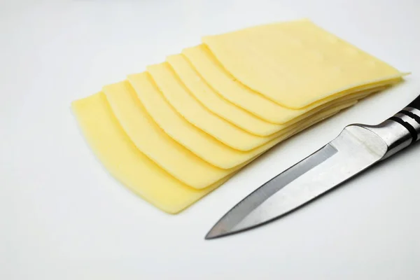 Käsescheiben Und Messer Auf Weißem Hintergrund — Stockfoto