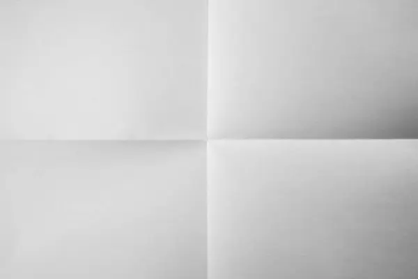 Valkoinen Paperi Taitettu Valkoinen Paperi Taitettu Taustaa Vasten Neljä Jakeet — kuvapankkivalokuva