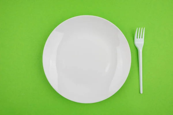 White Plate White Fork Green Background — Stock Photo, Image