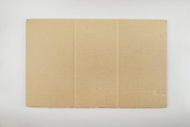 Karton arka plan. Bükülmüş karton. Beyaza izole edilmiş bir kağıt parçası. Kopyalama alanı, metin için yer. beyaz arkaplanda karton parçalar