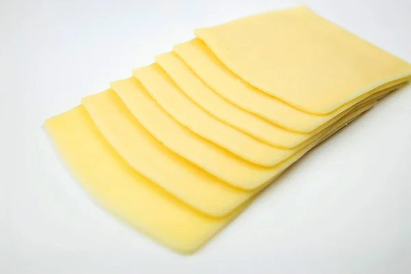 白い背景に隔離されたチーズスライス クローズアップ — ストック写真