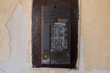 Boya soyan eski bir duvarda eski bir dahili telefon. Yakın plan..
