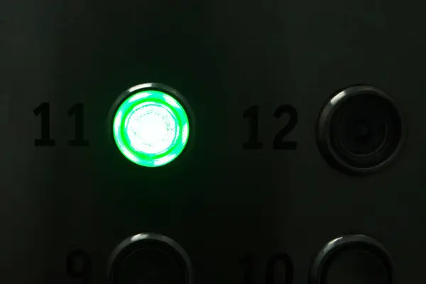 Φωτισμένο Λευκό Κουμπί Στο Σκοτάδι Κουμπί Ασανσέρ Λάμπει Στο Σκοτάδι Royalty Free Φωτογραφίες Αρχείου