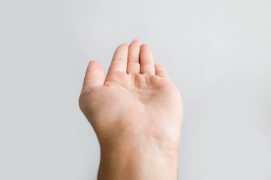 Beyaz arka planda uzanmış avuç içi, yakın plan