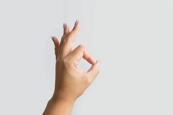 白い背景に隔離されたOkジェスチャーを示す女性の手 オキーハンドサイン — ストック写真