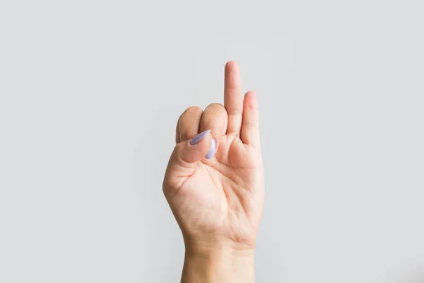 ナンバー2を数える女性の手のクローズアップ 2つの最も外側の指を示す — ストック写真