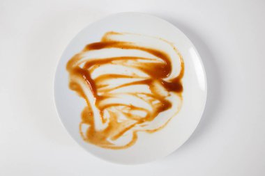 Kirli tabak izole, yemekten sonra boş kâse, öğle yemeği hazır, arka planda ketçap sosu lekesi, üst manzara