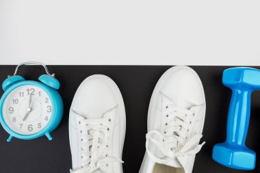 Fitness ekipmanlarının en iyi görüntüsü. Spor, yoga, sağlıklı yaşam tarzı. Spor ayakkabıları ve spor malzemeleri..