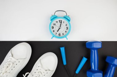 Fitness ekipmanlarının en iyi görüntüsü. Spor, yoga, sağlıklı yaşam tarzı. Spor ayakkabıları ve spor malzemeleri..