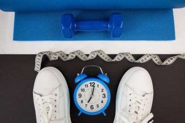 Fitness ekipmanlarının en iyi görüntüsü. Spor, yoga, sağlıklı yaşam tarzı. Spor ayakkabıları ve spor malzemeleri..