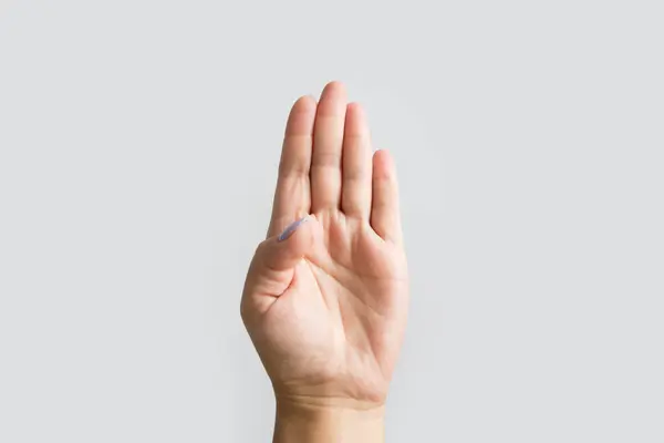 用四个手指和大拇指捂住大拇指 这是一个家庭暴力的信号 要求帮助 用白色隔开 — 图库照片