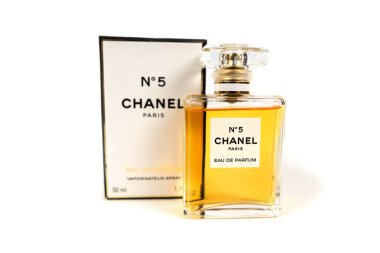 Kyiv, Ukrayna - 26 Eylül 2023: Chanel 5 numaralı parfüm beyaz arka planda izole edilmiş cam bir şişede