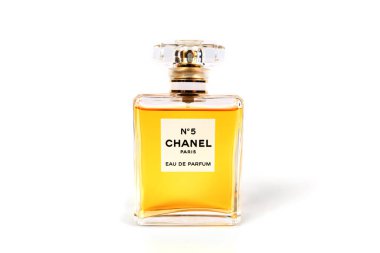 Kyiv, Ukrayna - 26 Eylül 2023: Chanel 5 numaralı parfüm beyaz arka planda izole edilmiş cam bir şişede