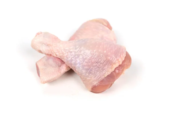 白の背景に分離された つの鶏の脚 — ストック写真